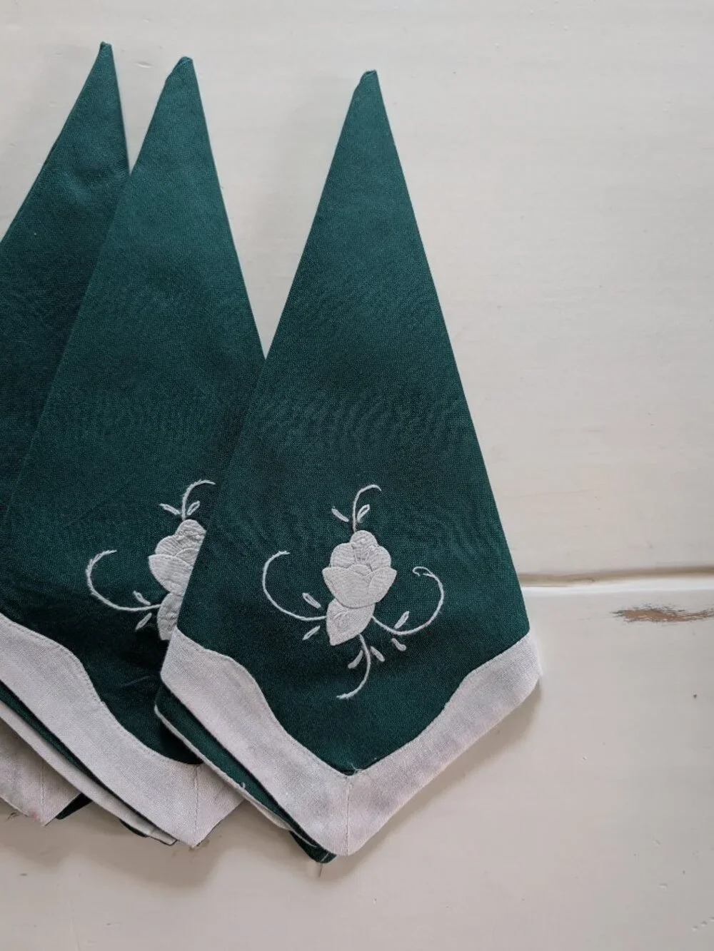 VTG Set of 6 Green Floral Applique Placemats & Napkins White Scalloped NOS